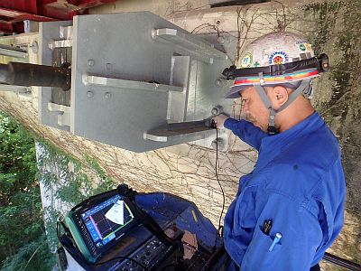 【写真】落橋防止金具の超音波探傷検査