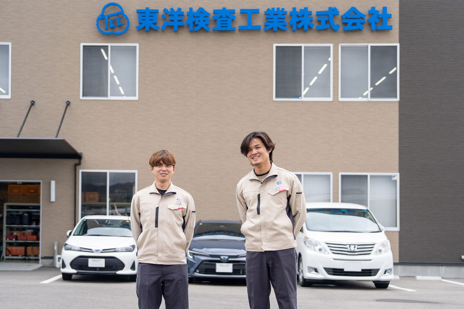 社屋前の社員